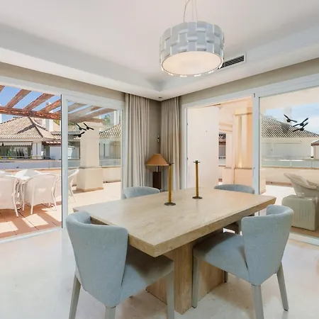 Luxury Beachfront Penthouse Marbella - Heated Pool & Seaviews 아파트 에스테포나
