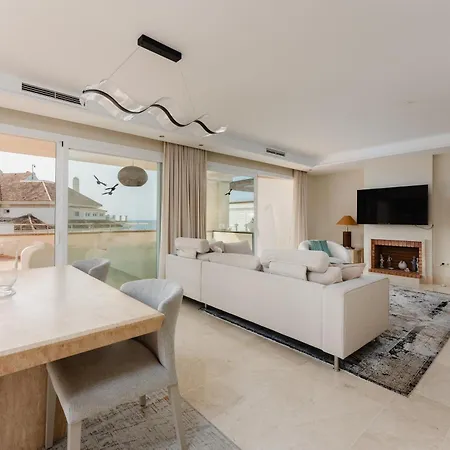 아파트 Luxury Beachfront Penthouse Marbella - Heated Pool & Seaviews